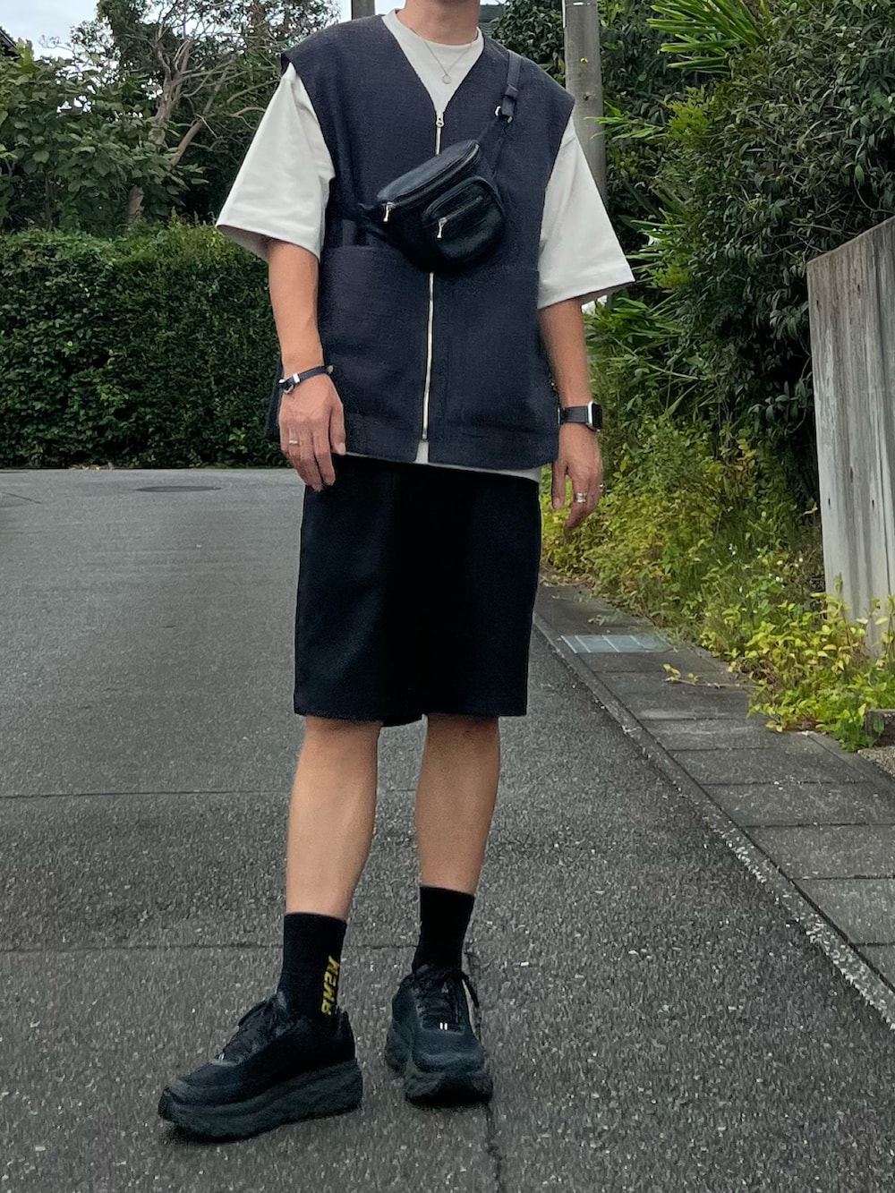 ブラック系のベスト、ブラック系のボディバッグ/ウエストポーチ、ブラック系のその他パンツを着用したメンズの秋コーディネートの3枚目の写真