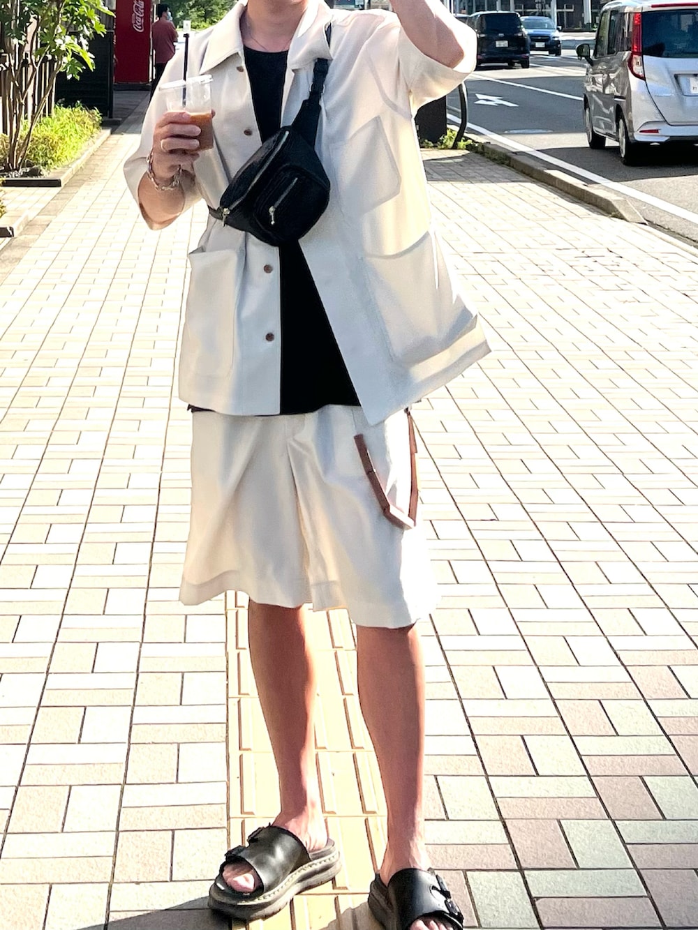 ホワイト系のシャツ/ブラウス、ホワイト系のその他パンツ、ブラック系のタンクトップを着用したメンズの夏コーディネートの2枚目の写真