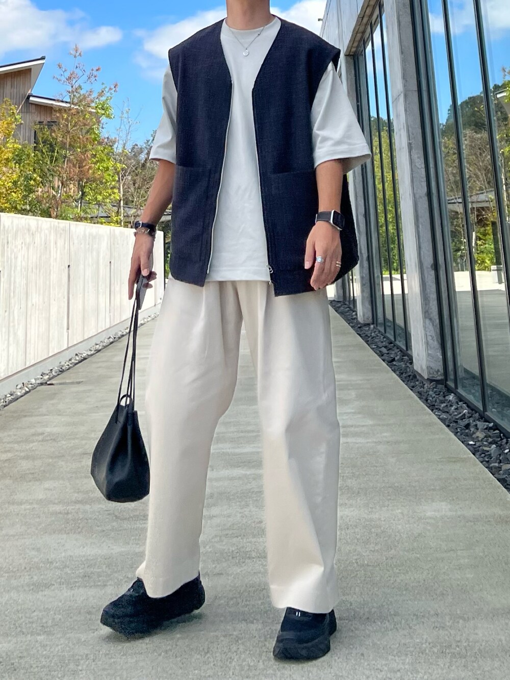 ブラック系のベスト、グレー系のTシャツ/カットソー、ホワイト系のその他パンツを着用したメンズの秋コーディネートの3枚目の写真