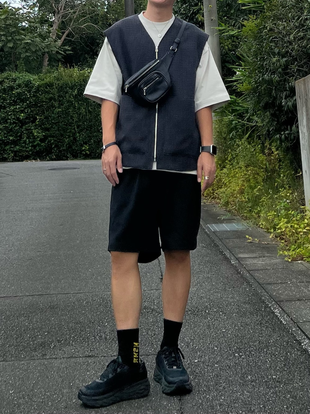 ブラック系のベスト、ブラック系のボディバッグ/ウエストポーチ、ブラック系のその他パンツを着用したメンズの秋コーディネートの2枚目の写真