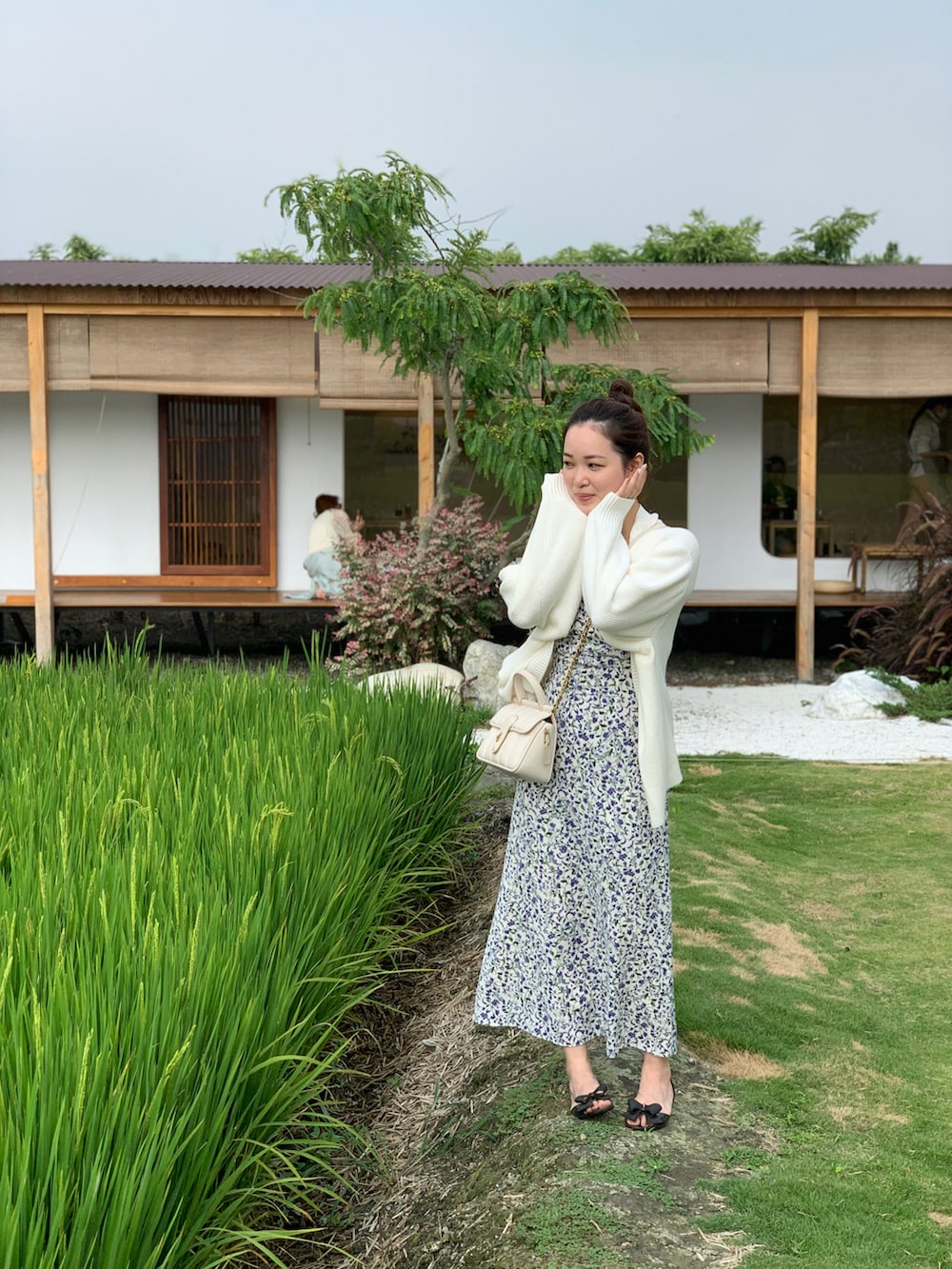 ブルー系のワンピース、ホワイト系のショルダーバッグを着用したレディースの春コーディネートの4枚目の写真