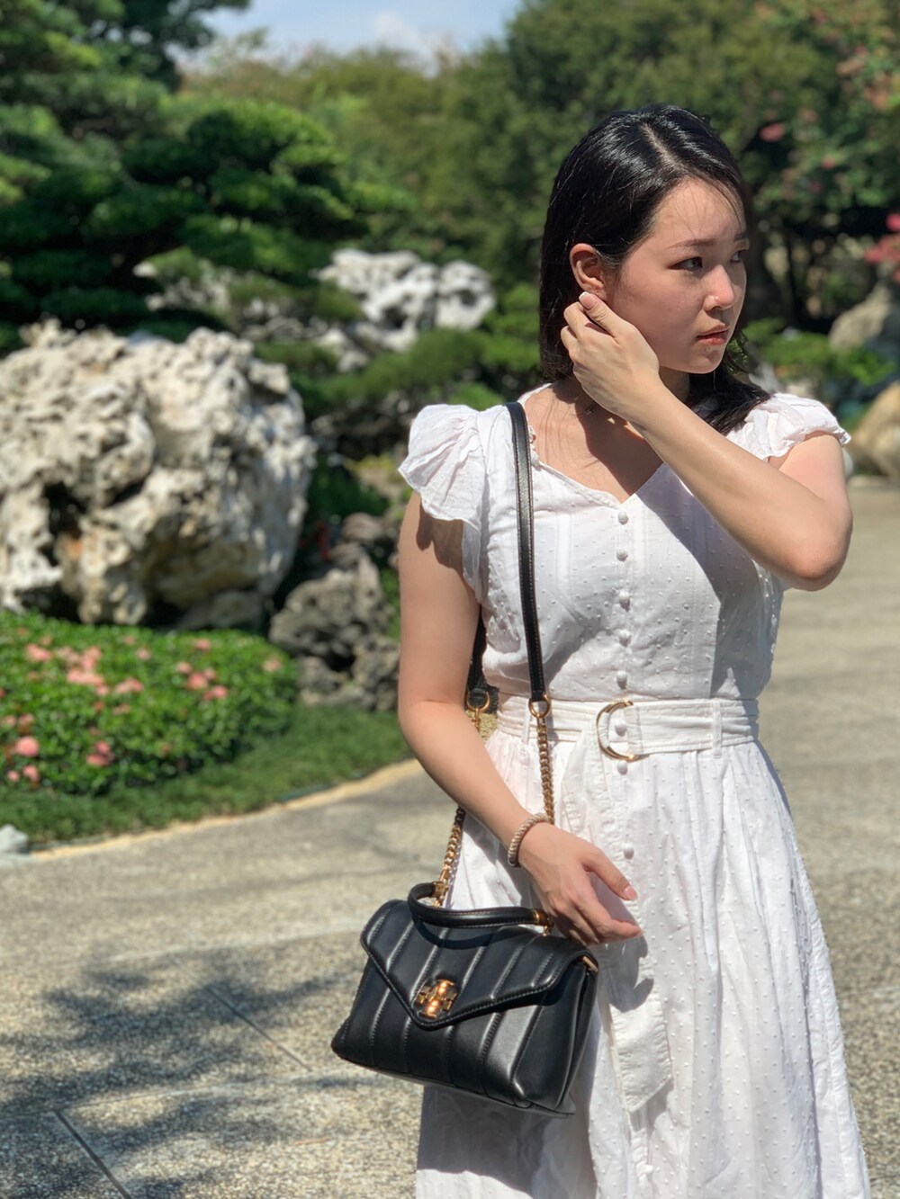 「TORY BURCHのアイテム（ショルダーバッグ、ブラック系）」を使った、D77さん（レディース・160cm）の夏コーディネートの2枚目の写真