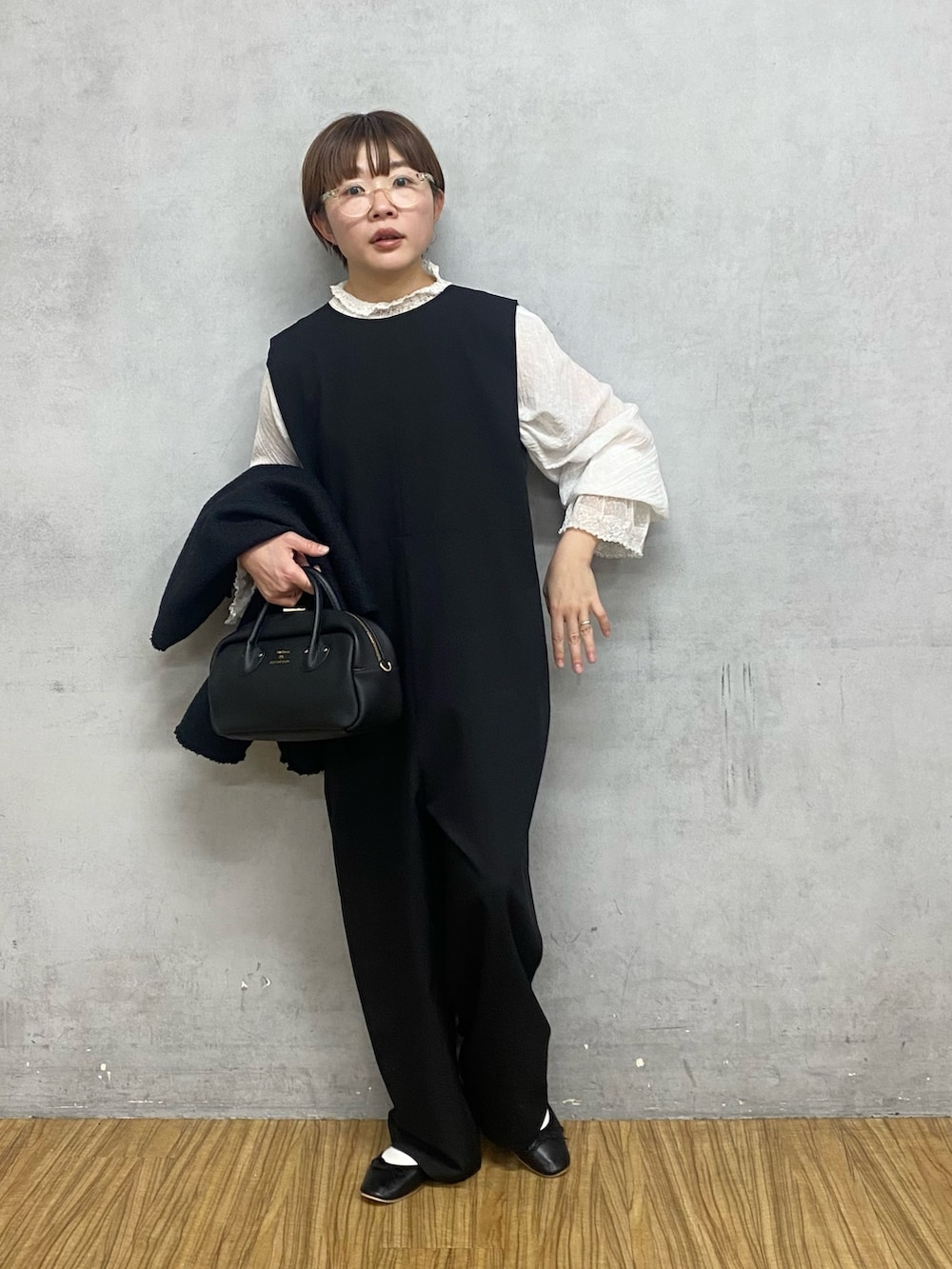 ホワイト系のシャツ/ブラウス、ブラック系のノーカラージャケット、ブラック系のハンドバッグを着用したレディースの冬コーディネートの5枚目の写真