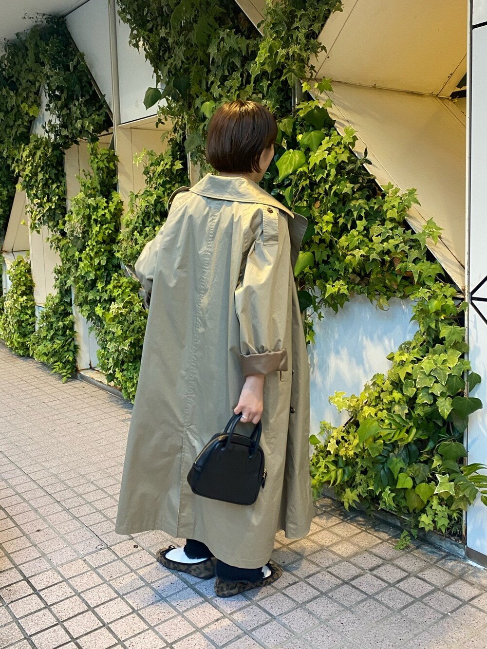 ブラウン系のTシャツ/カットソー、ベージュ系のトレンチコート、その他のバレエシューズを着用したレディースの夏コーディネートの4枚目の写真