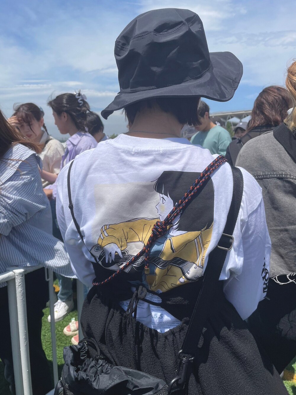 ブラック系のワンピース、ブラック系のショルダーバッグ、ブラック系のハットを着用したレディースの春コーディネートの3枚目の写真