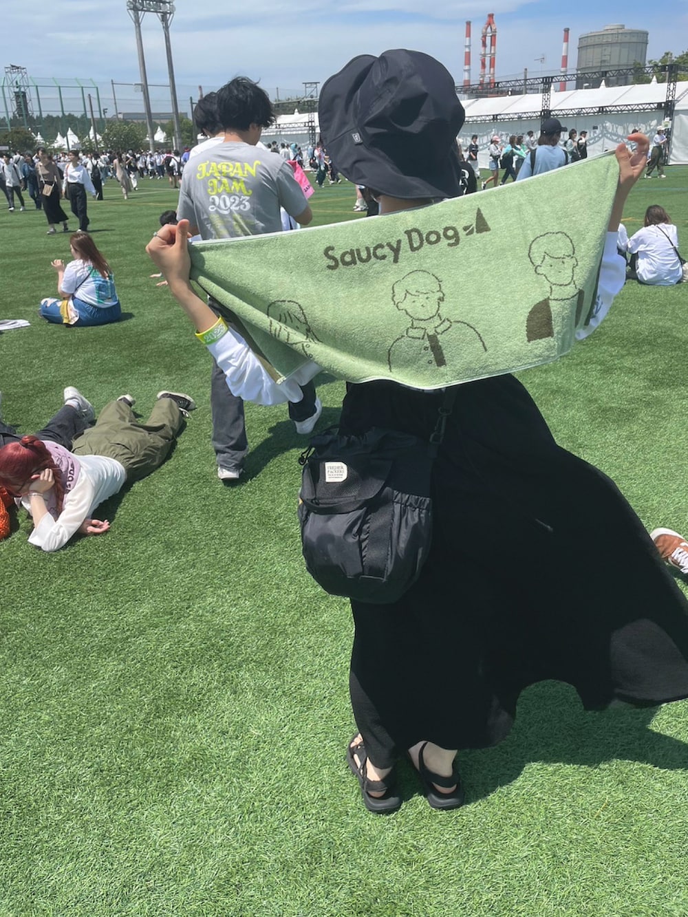 ブラック系のワンピース、ブラック系のショルダーバッグ、ブラック系のハットを着用したレディースの春コーディネートの2枚目の写真