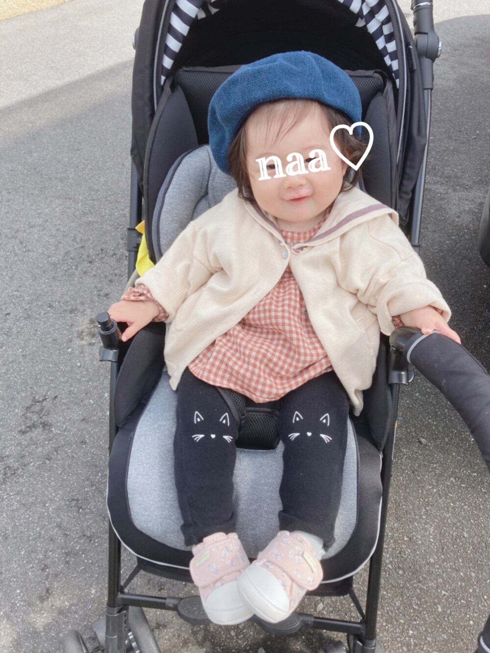 ブラウン系のシャツ/ブラウス、ベージュ系のカーディガン/ボレロ、ブラック系のその他パンツを着用したキッズの秋コーディネートの2枚目の写真