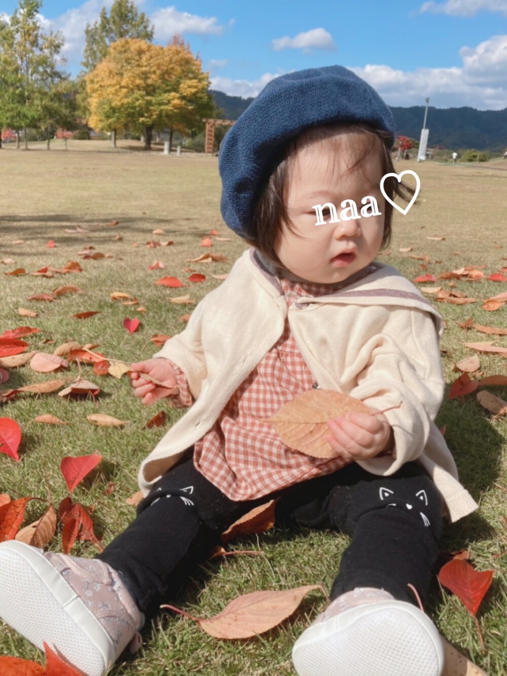 ブラウン系のシャツ/ブラウス、ベージュ系のカーディガン/ボレロ、ブラック系のその他パンツを着用したキッズの秋コーディネートの3枚目の写真