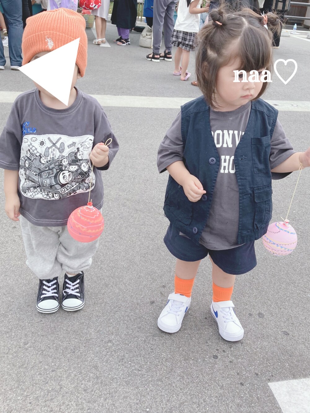 ブルー系のベスト、グレー系のTシャツ/カットソー、ホワイト系のスニーカーを着用したキッズの秋コーディネートの2枚目の写真