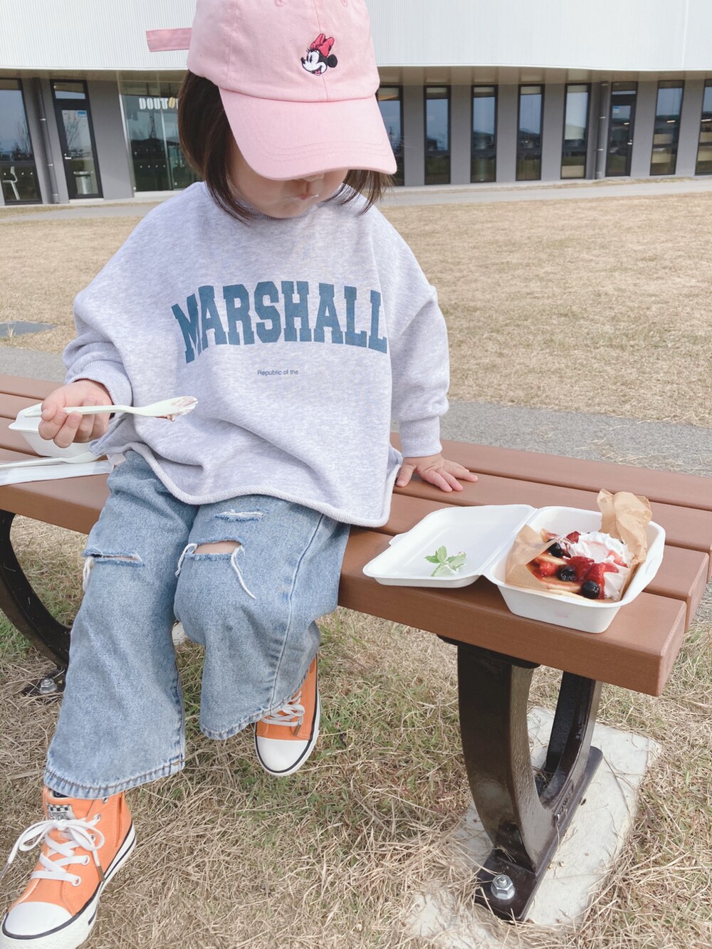 グリーン系のMA-1、グレー系のスウェット、ブルー系のデニムパンツを着用したキッズの秋コーディネートの2枚目の写真