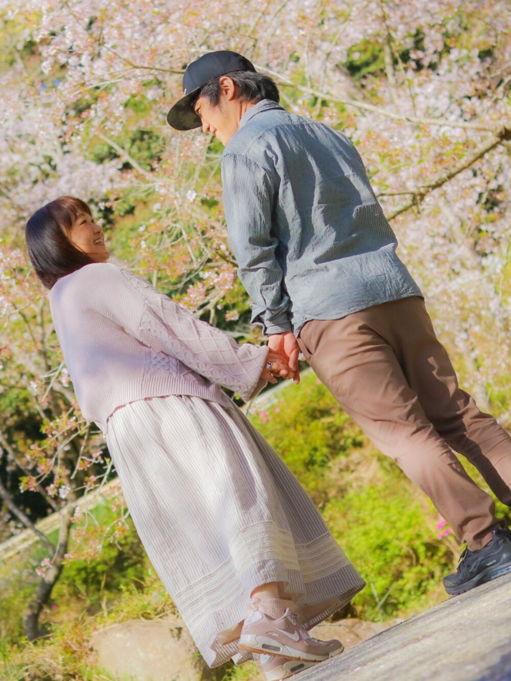 ブルー系のシャツ/ブラウス、ブラウン系のカーゴパンツ、ブルー系のスニーカーを着用したレディースの夏コーディネートの5枚目の写真