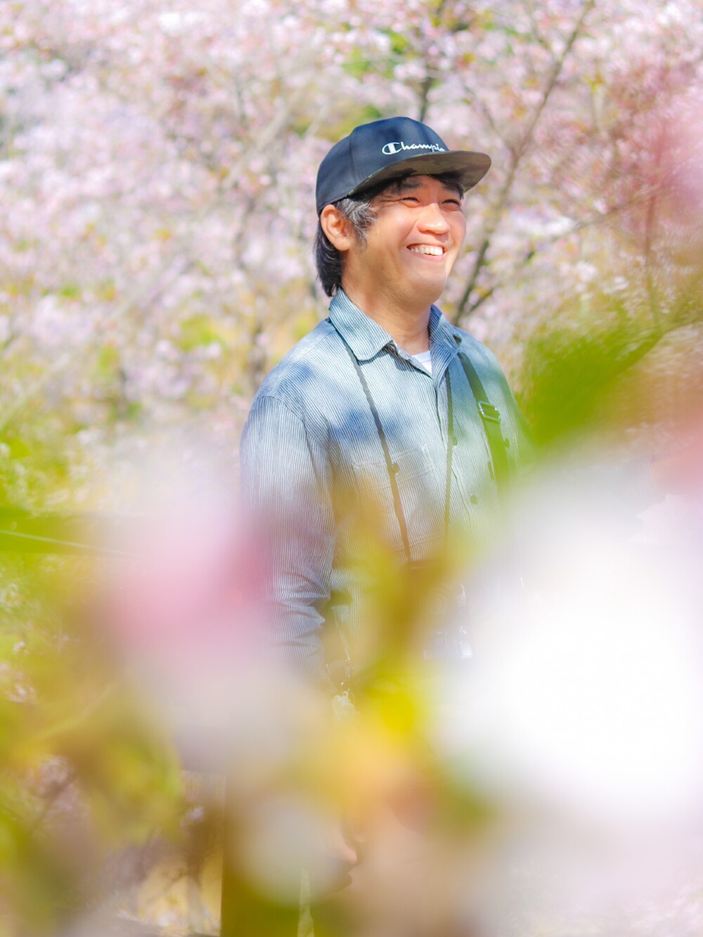 ブルー系のシャツ/ブラウス、ブラウン系のカーゴパンツ、ブルー系のスニーカーを着用したレディースの夏コーディネートの4枚目の写真