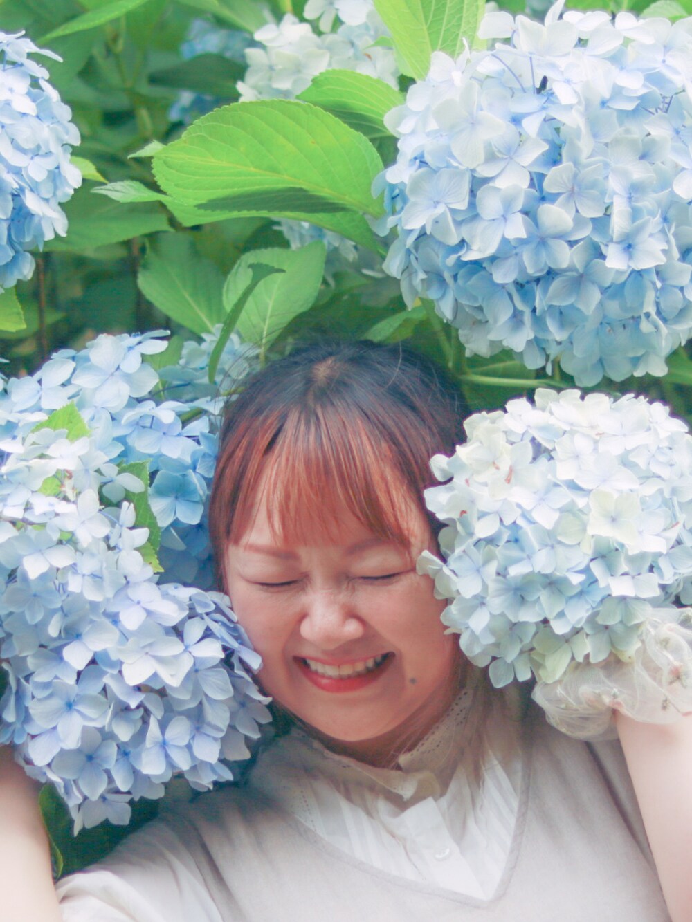 ホワイト系のTシャツ/カットソー、ベージュ系のシャツ/ブラウス、ブラック系のその他パンツを着用したレディースの夏コーディネートの4枚目の写真