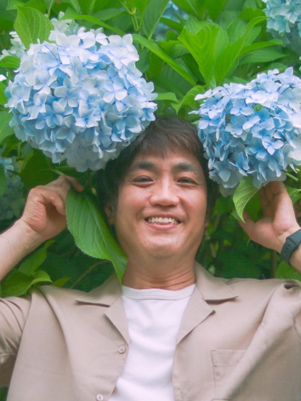 ホワイト系のTシャツ/カットソー、ベージュ系のシャツ/ブラウス、ブラック系のその他パンツを着用したレディースの夏コーディネートの3枚目の写真