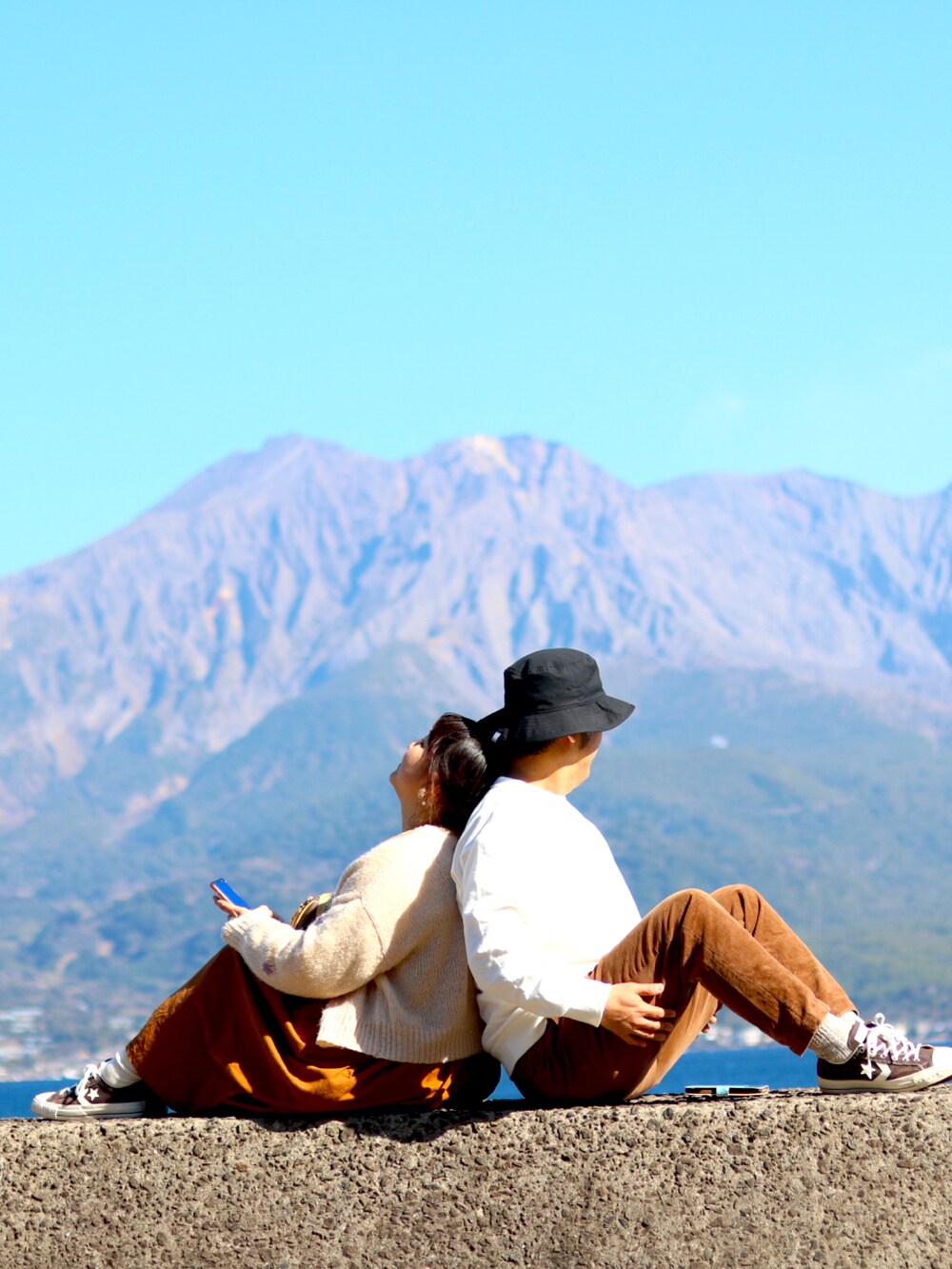 ホワイト系のスウェット、ブラウン系のその他パンツ、ホワイト系のカーディガン/ボレロを着用したレディースの春コーディネートの3枚目の写真