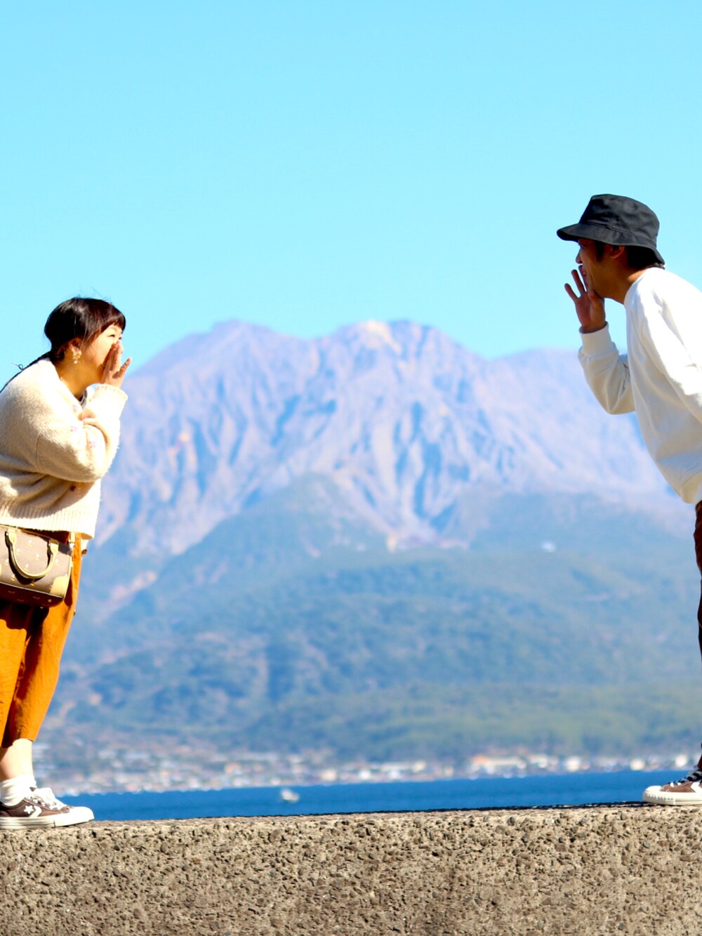 ホワイト系のスウェット、ブラウン系のその他パンツ、ホワイト系のカーディガン/ボレロを着用したレディースの春コーディネートの2枚目の写真