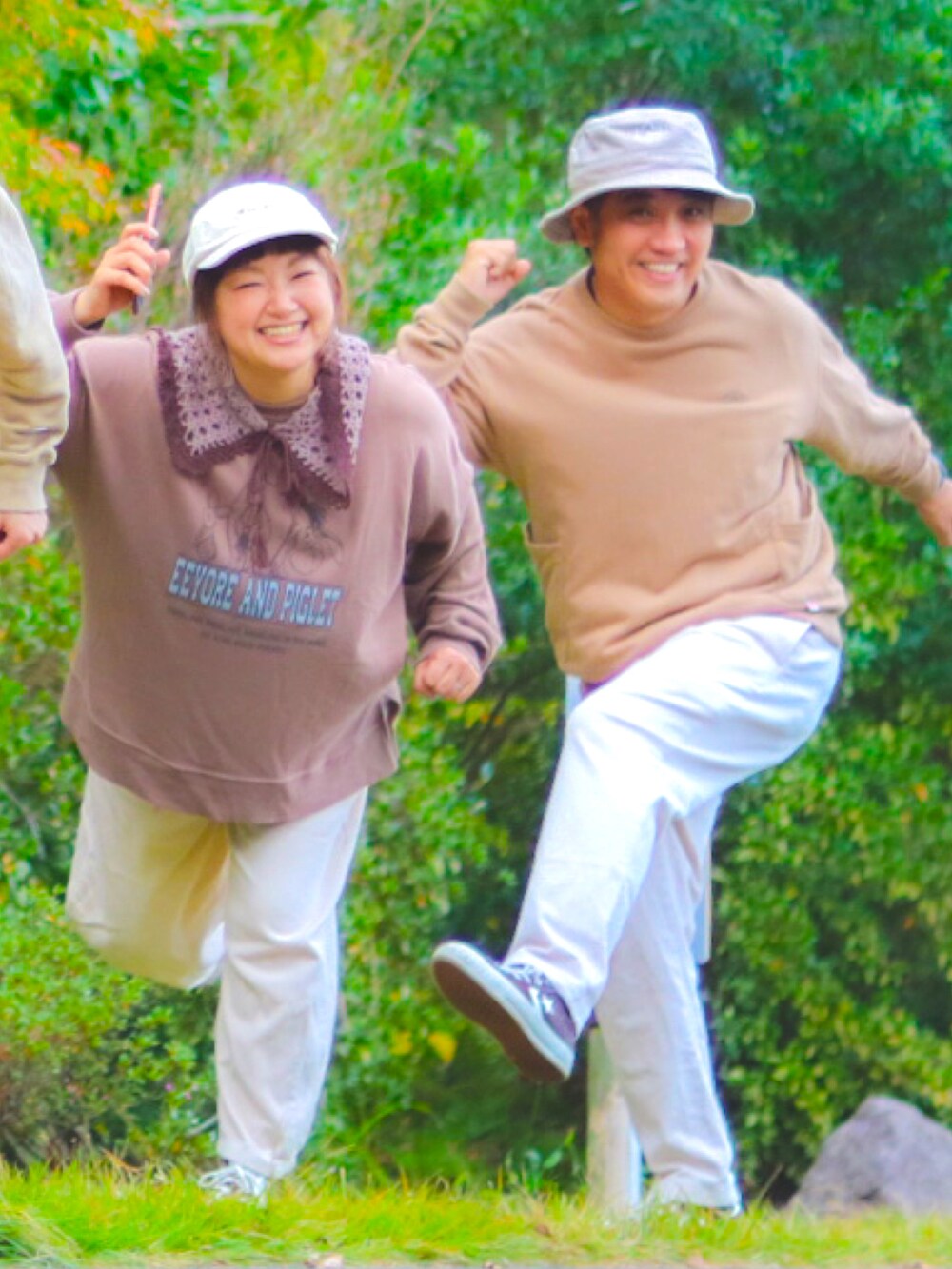 ホワイト系のその他パンツ、ホワイト系のその他パンツ、ブラウン系のスウェットを着用したレディースの秋コーディネートの2枚目の写真