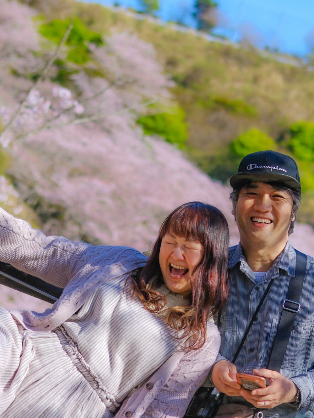 ブルー系のシャツ/ブラウス、ブラウン系のカーゴパンツ、ブルー系のスニーカーを着用したレディースの夏コーディネートの3枚目の写真