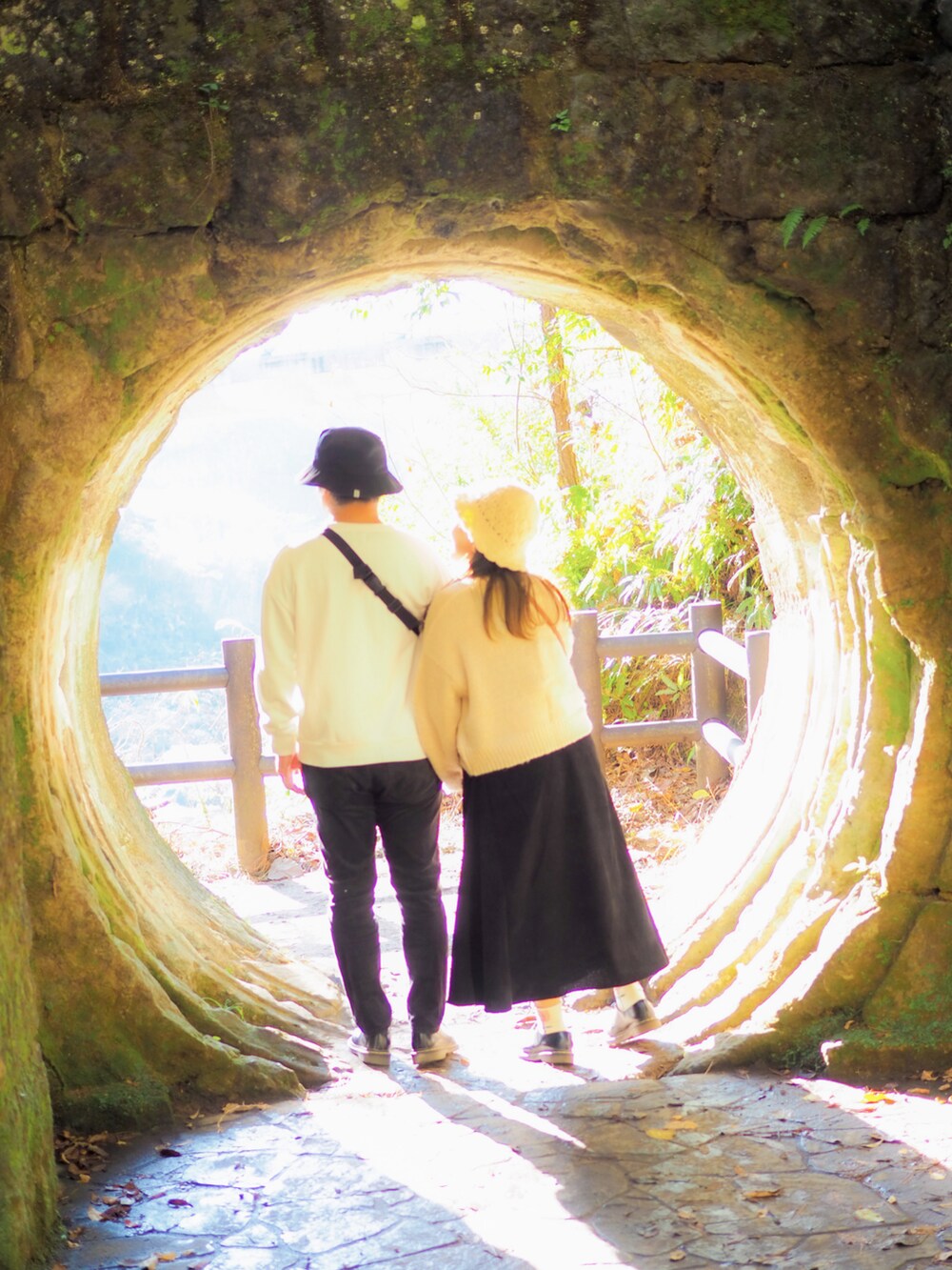 ブラック系のワンピース、ホワイト系のスウェット、ブラック系のその他パンツを着用したレディースの秋コーディネートの2枚目の写真