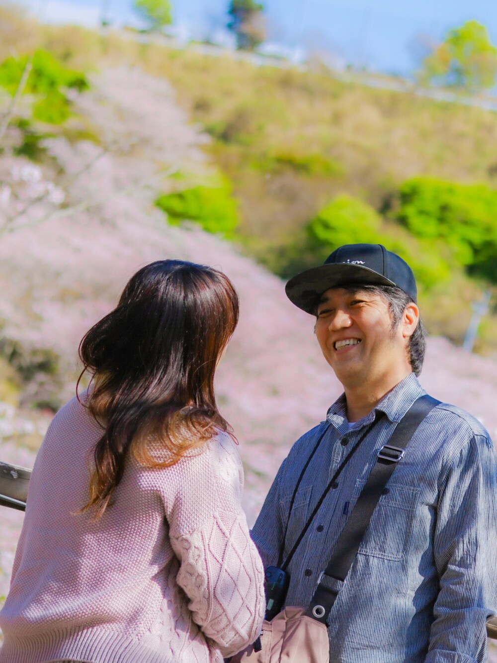 ブルー系のシャツ/ブラウス、ブラウン系のカーゴパンツ、ブルー系のスニーカーを着用したレディースの夏コーディネートの2枚目の写真