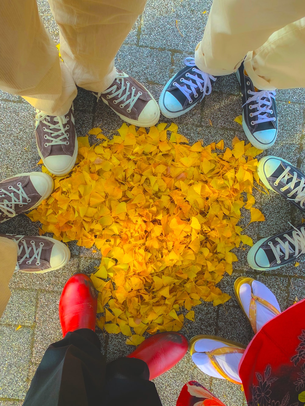 ホワイト系のその他パンツ、ホワイト系のその他パンツ、ブラウン系のスウェットを着用したレディースの秋コーディネートの3枚目の写真