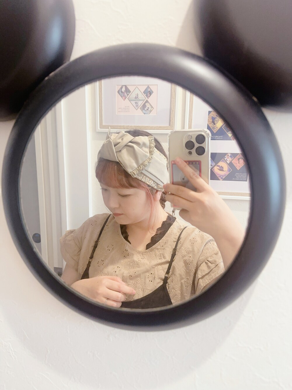 ベージュ系のTシャツ/カットソー、ブラック系のワンピース、ブラウン系のドレスシューズを着用したレディースの夏コーディネートの2枚目の写真