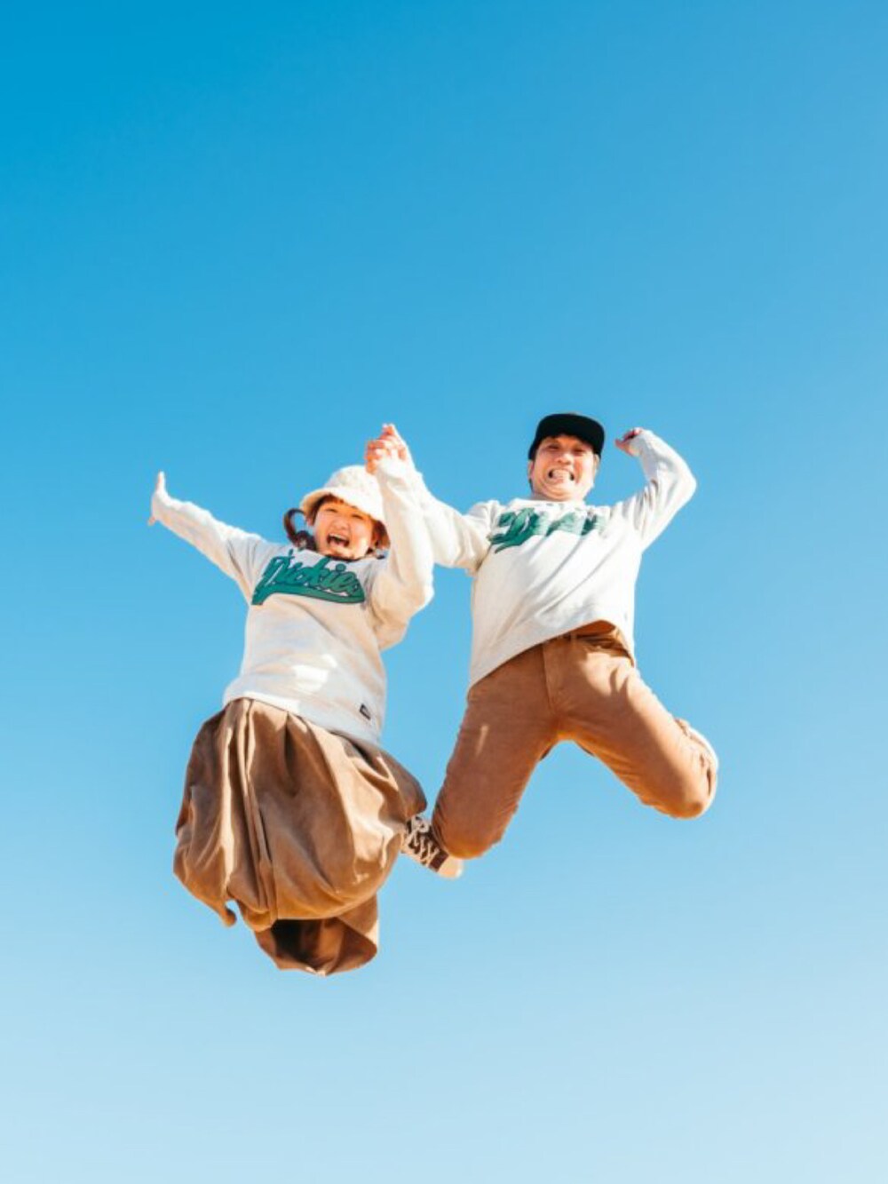 ベージュ系のスカート、ブラウン系のスニーカー、グレー系のスウェットを着用したレディースの冬コーディネートの2枚目の写真