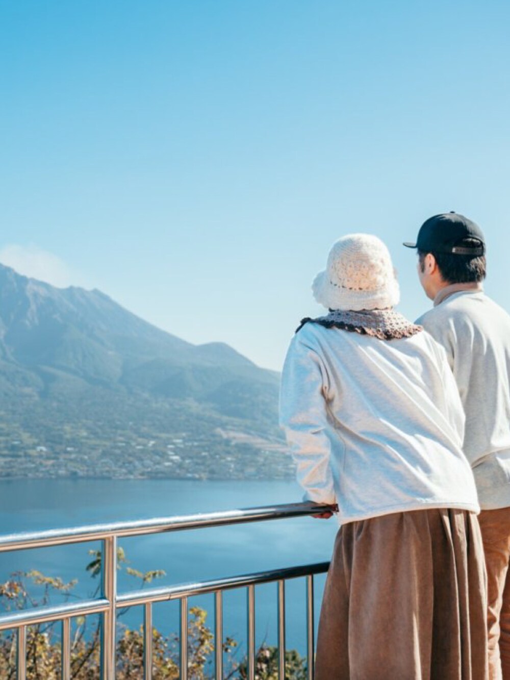 ベージュ系のスカート、ブラウン系のスニーカー、グレー系のスウェットを着用したレディースの冬コーディネートの3枚目の写真