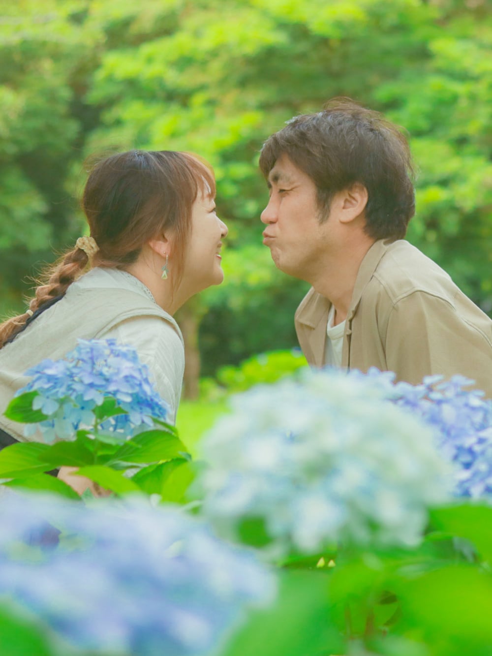 ホワイト系のTシャツ/カットソー、ベージュ系のシャツ/ブラウス、ブラック系のその他パンツを着用したレディースの夏コーディネートの2枚目の写真