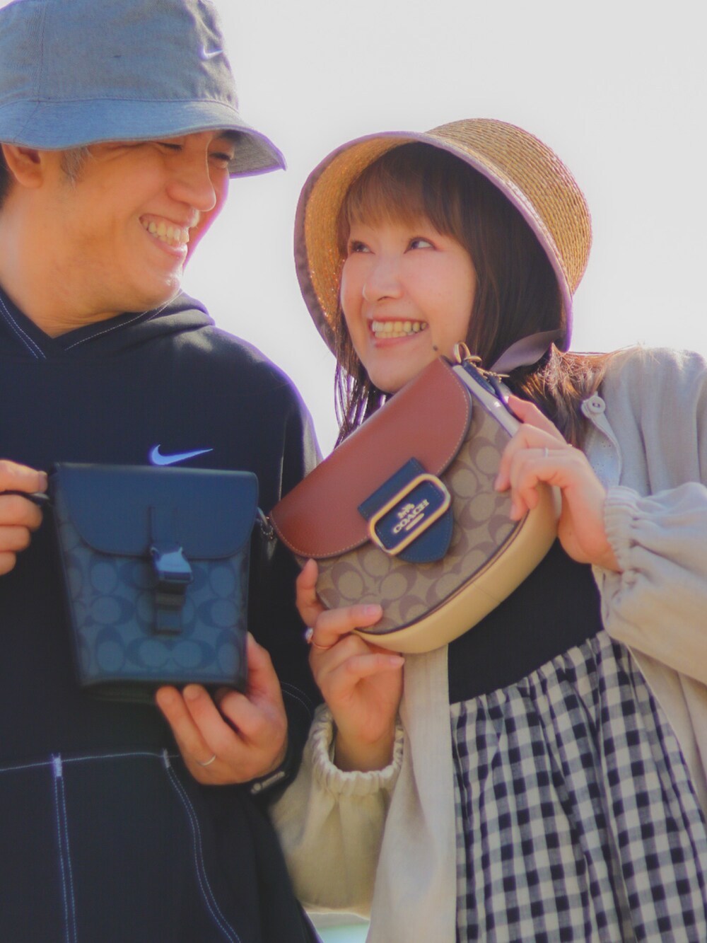 ブラック系のスニーカー、ブラック系のスニーカー、ブラック系のパーカーを着用したレディースの春コーディネートの2枚目の写真