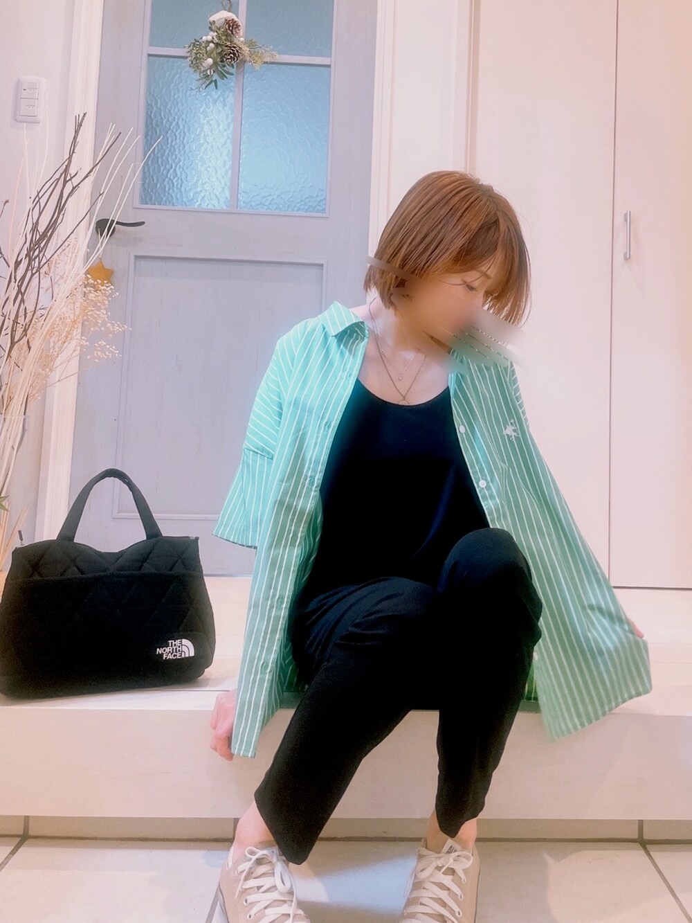 ブラック系のオールインワン・サロペット、グリーン系のシャツ/ブラウス、ブラック系のトートバッグを着用したレディースの夏コーディネートの3枚目の写真