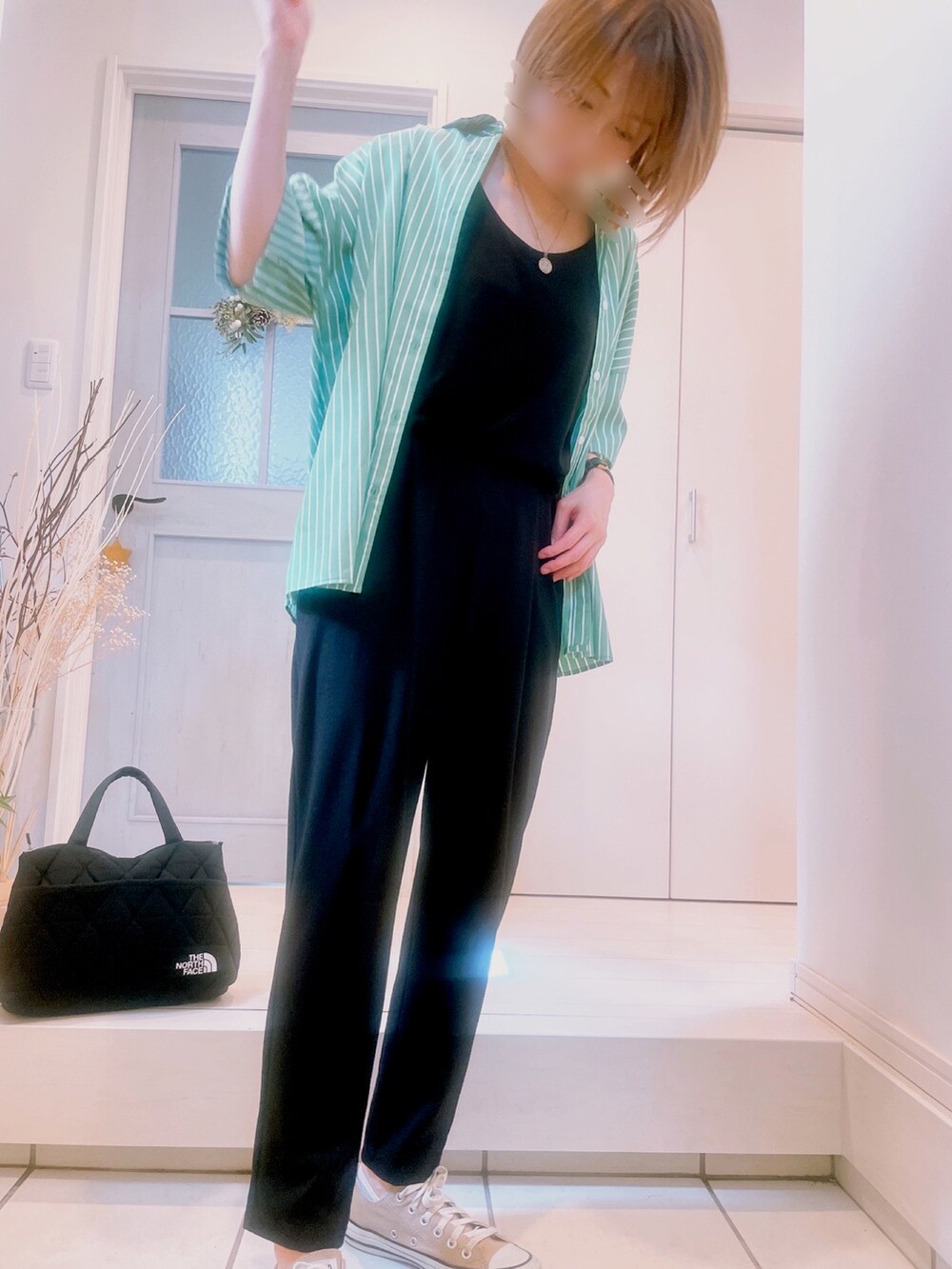 ブラック系のオールインワン・サロペット、グリーン系のシャツ/ブラウス、ブラック系のトートバッグを着用したレディースの夏コーディネートの2枚目の写真