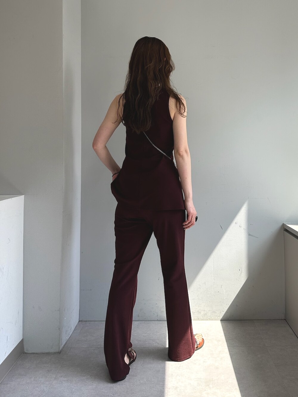 ブラック系のショルダーバッグ、レッド系の水着、レッド系の水着を着用したレディースの春コーディネートの3枚目の写真