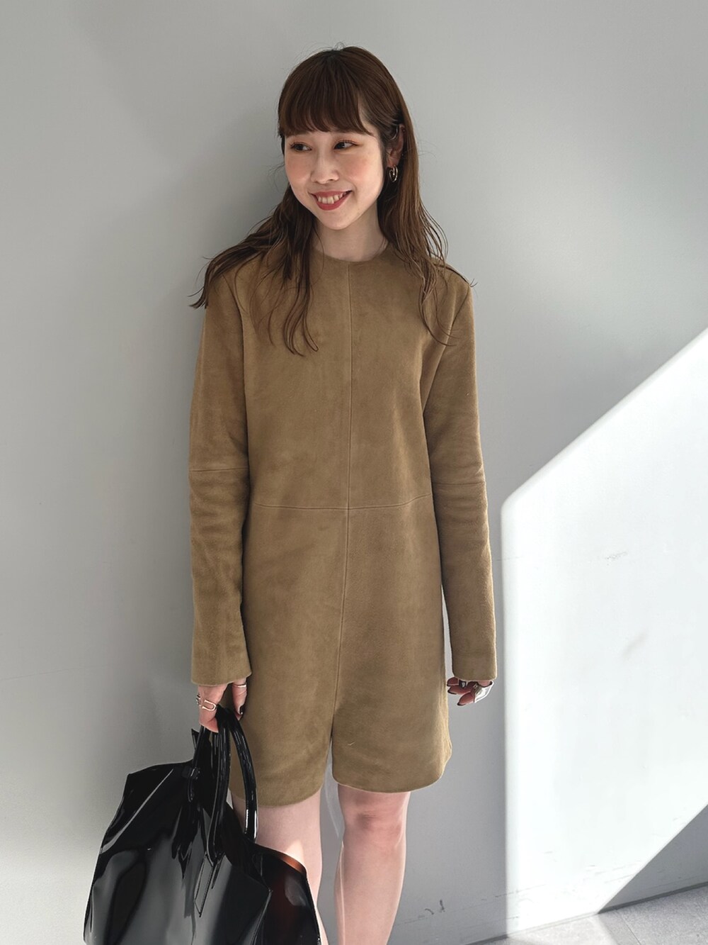 イエロー系のつなぎ/オールインワン、ブラック系のトートバッグを着用したレディースの春コーディネートの5枚目の写真