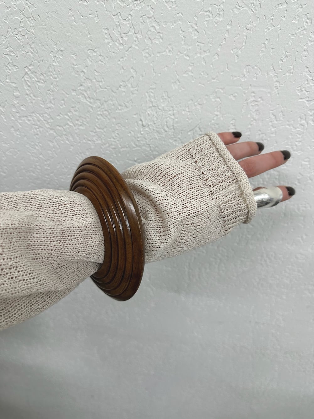 グレー系のスラックス、イエロー系のボストンバッグ、ベージュ系のニット/セーターを着用したレディースの春コーディネートの8枚目の写真