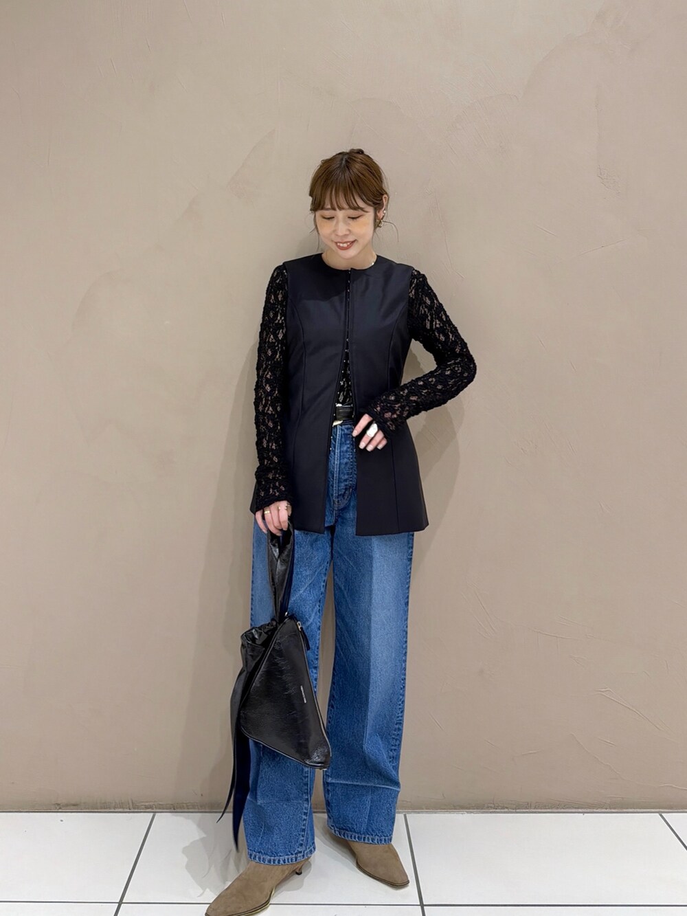 ブラック系のTシャツ/カットソー、グレー系のベスト、ブルー系のベストを着用したレディースの秋コーディネートの5枚目の写真