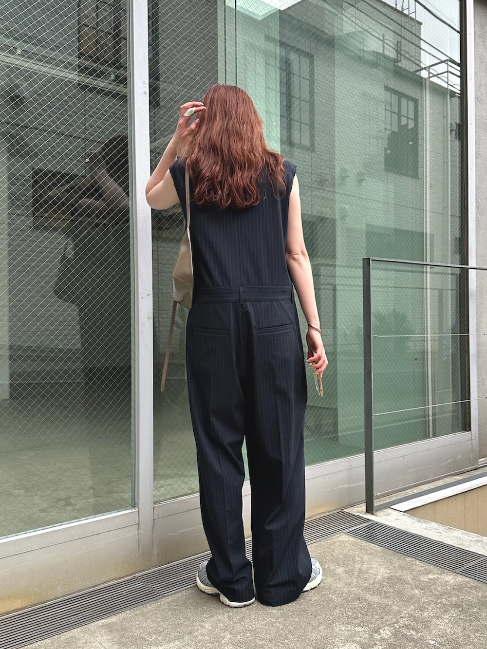 ブルー系のつなぎ/オールインワン、ブラウン系のショルダーバッグを着用したレディースの夏コーディネートの2枚目の写真