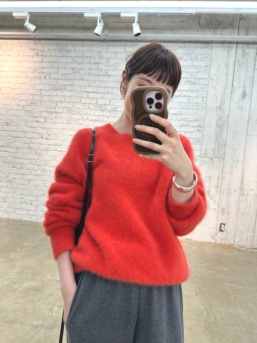 グレー系のその他パンツ、ブラック系のローファー、ブラック系のショルダーバッグを着用したレディースの夏コーディネートの8枚目の写真