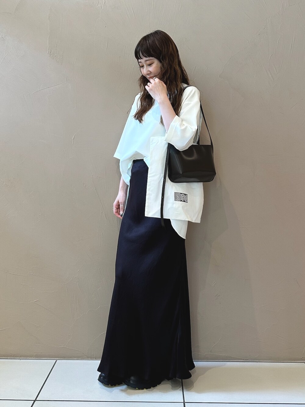ホワイト系のシャツ/ブラウス、ブラック系のショルダーバッグ、ブラック系のブーツを着用したレディースの夏コーディネートの5枚目の写真