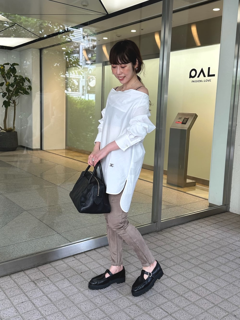 ホワイト系のシャツ/ブラウス、ブラウン系のその他パンツ、ブラック系のローファーを着用したレディースの夏コーディネートの3枚目の写真