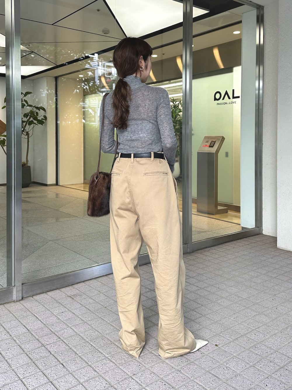 グレー系のニット/セーター、ベージュ系のパンプス、ブラック系のインナーウェア/肌着を着用したレディースの夏コーディネートの4枚目の写真