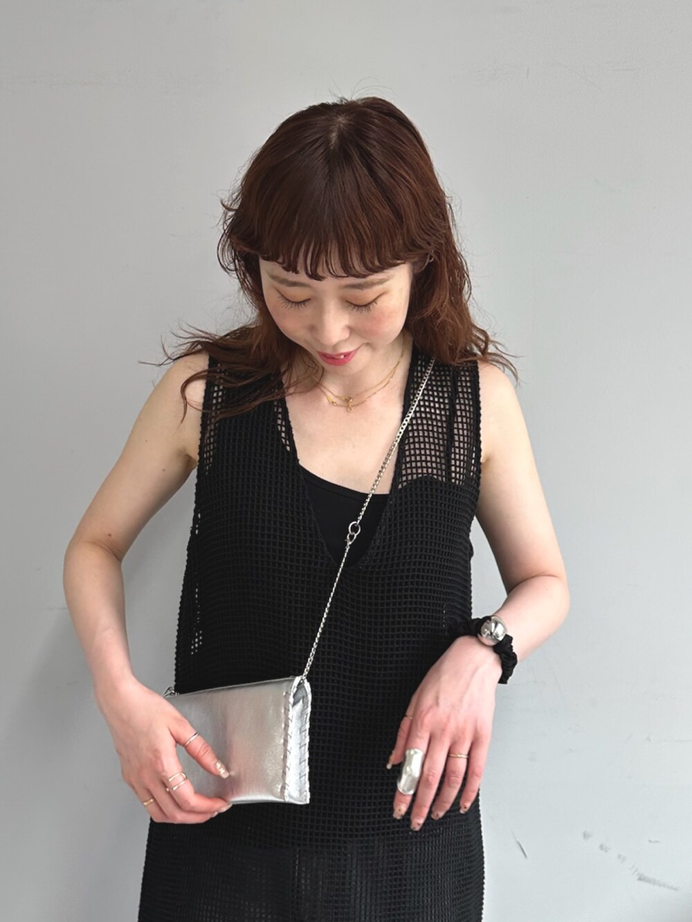 ブラック系のショルダーバッグ、グレー系のデニムパンツを着用したレディースの夏コーディネートの5枚目の写真