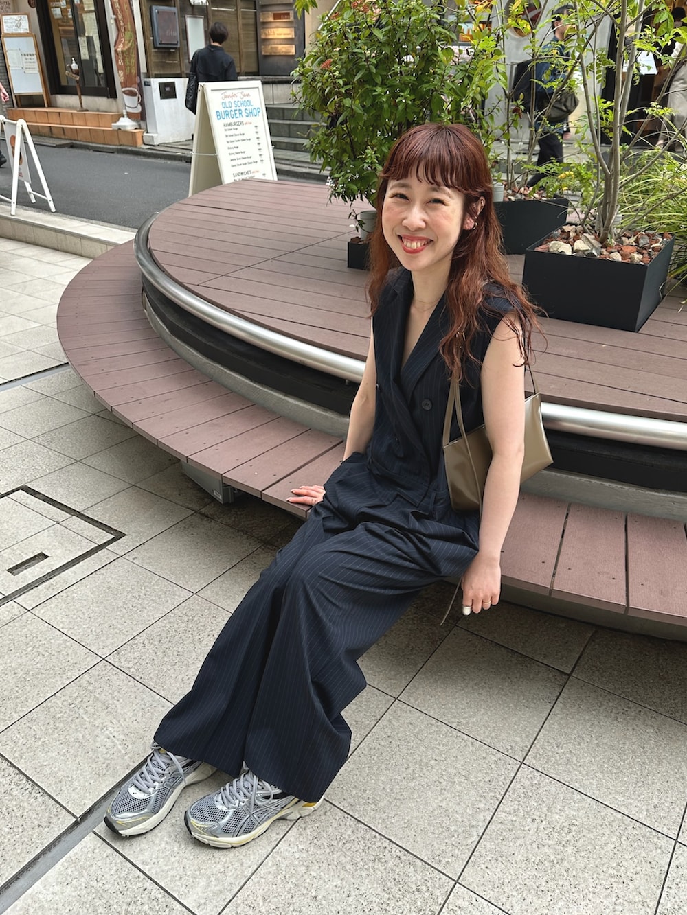 ブルー系のつなぎ/オールインワン、ブラウン系のショルダーバッグを着用したレディースの夏コーディネートの4枚目の写真