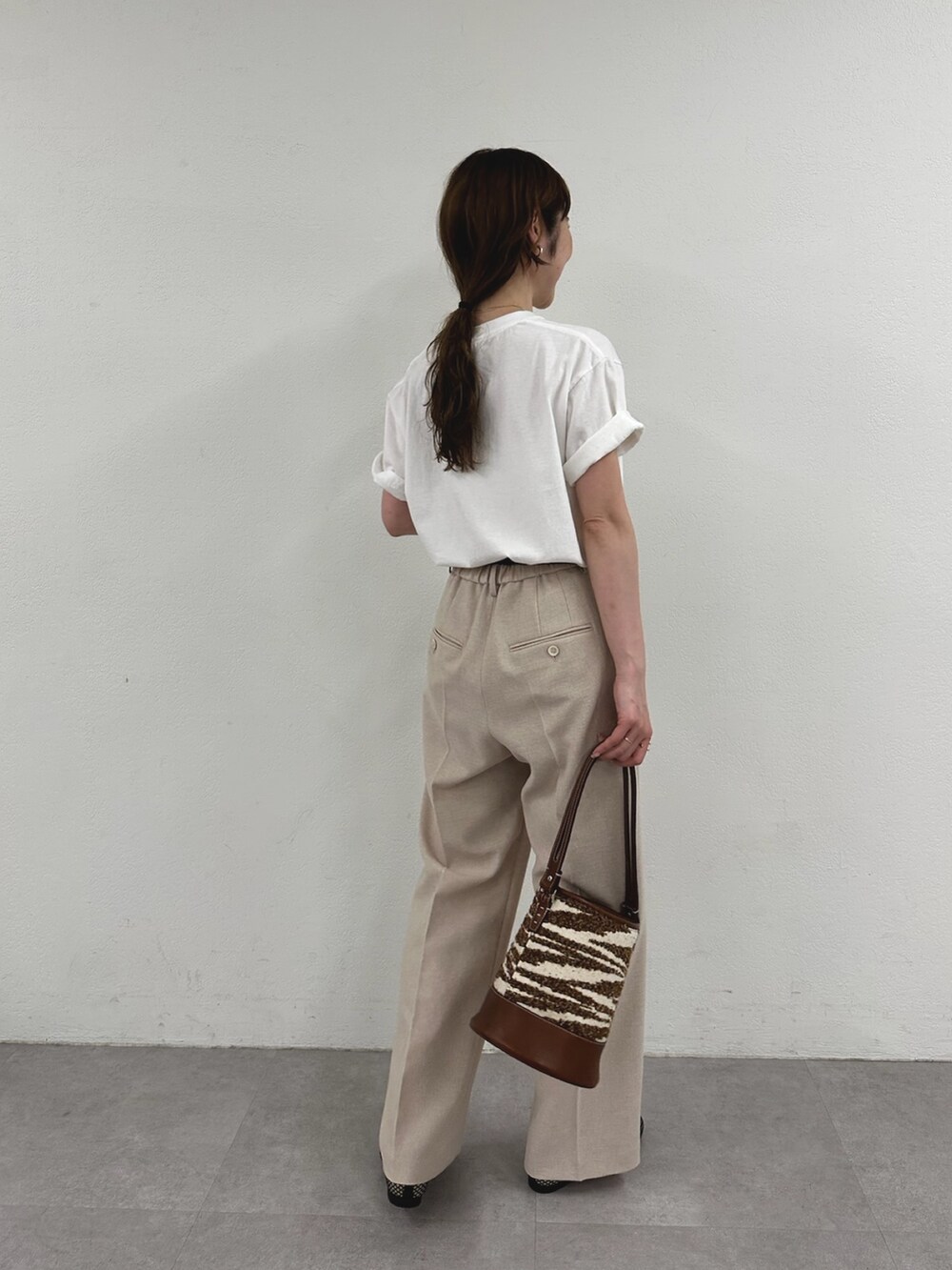 ホワイト系のTシャツ/カットソー、ピンク系のスラックス、ブラック系のパンプスを着用したレディースの春コーディネートの5枚目の写真