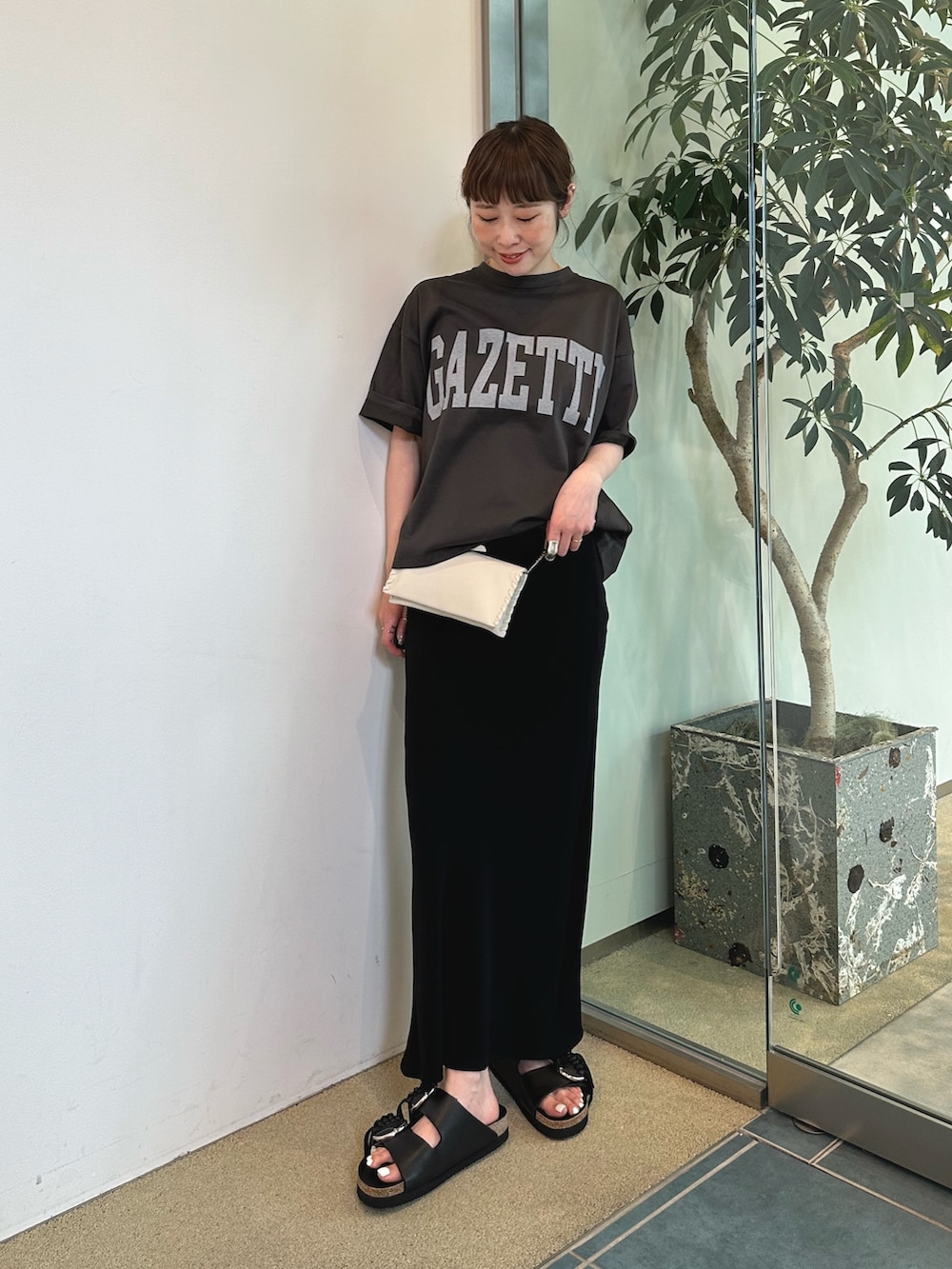 ブラック系のショルダーバッグ、グレー系のTシャツ/カットソーを着用したレディースの春コーディネートの4枚目の写真