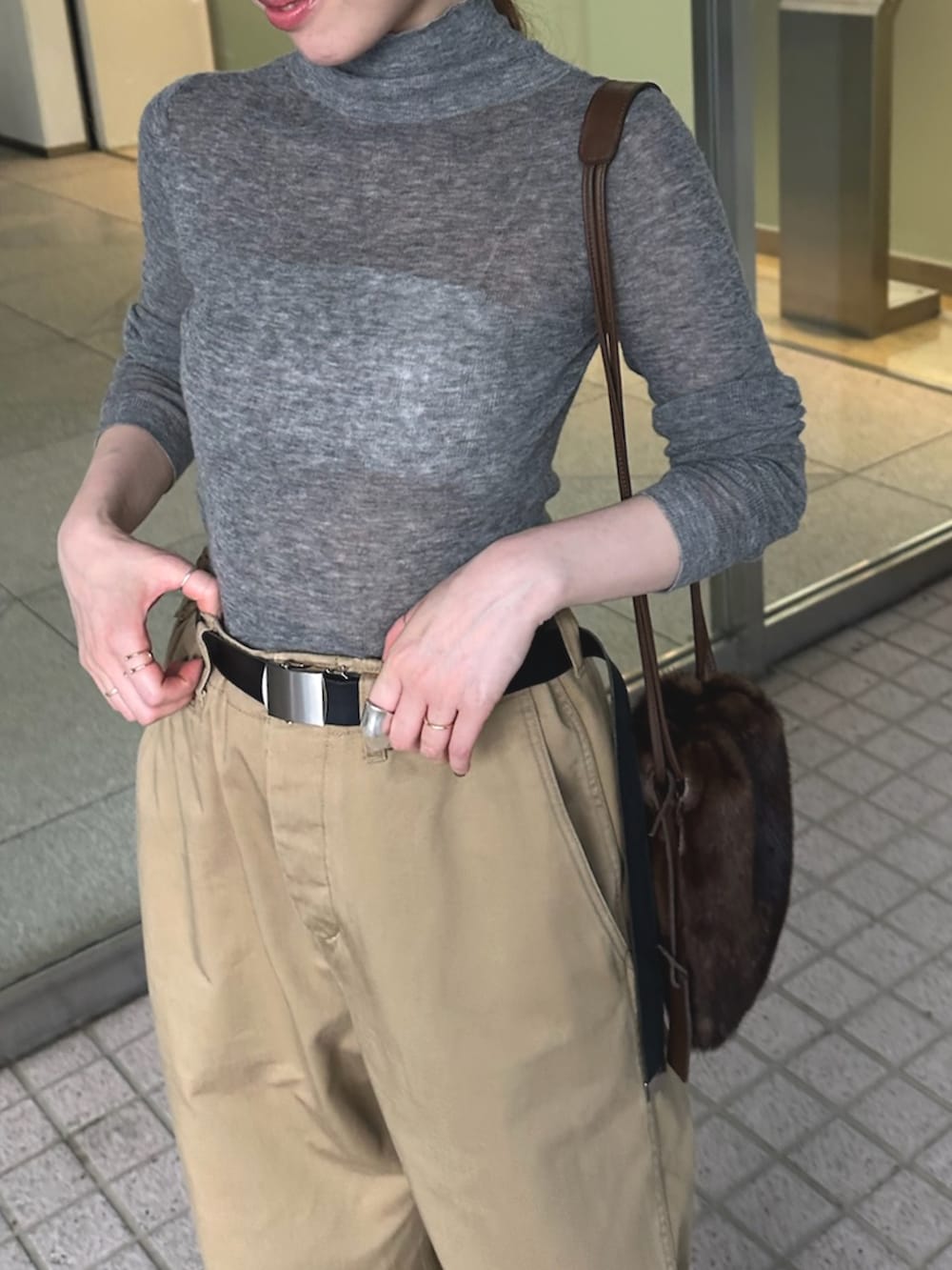 グレー系のニット/セーター、ベージュ系のパンプス、ブラック系のインナーウェア/肌着を着用したレディースの夏コーディネートの6枚目の写真