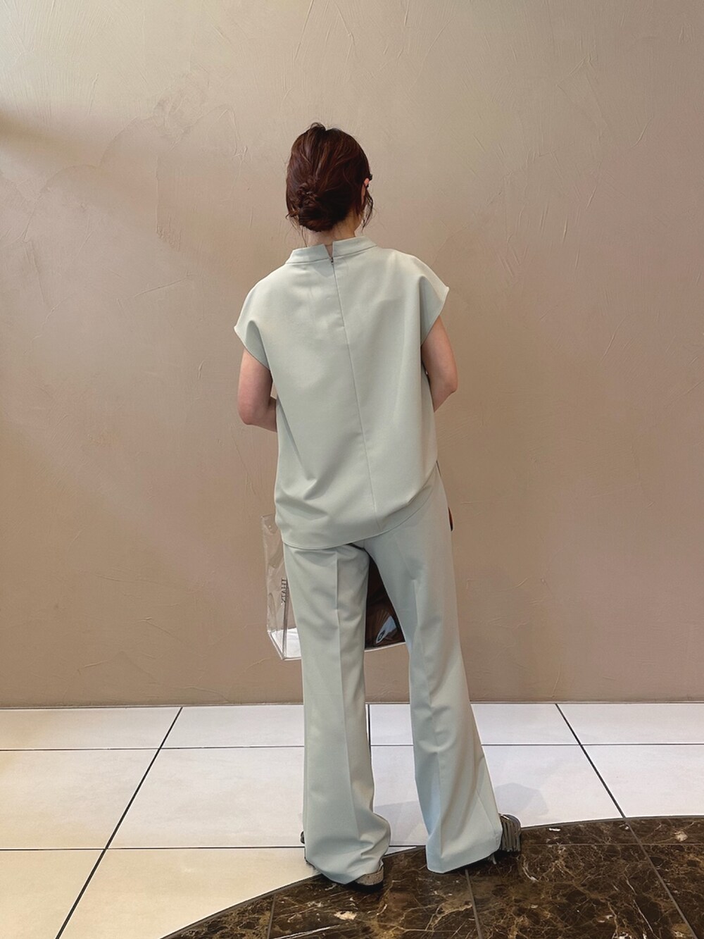 グレー系のシャツ/ブラウス、ブラック系のトートバッグを着用したレディースの夏コーディネートの4枚目の写真