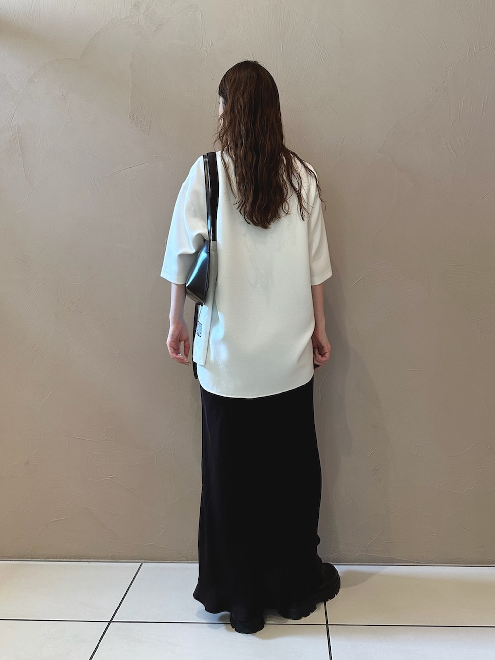 ホワイト系のシャツ/ブラウス、ブラック系のショルダーバッグ、ブラック系のブーツを着用したレディースの夏コーディネートの3枚目の写真