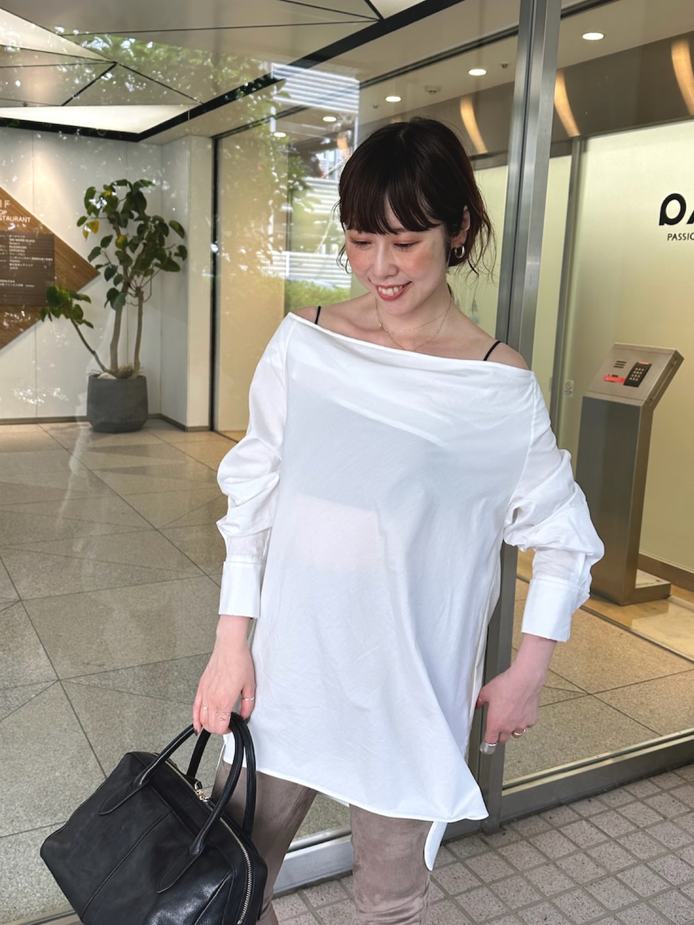 ホワイト系のシャツ/ブラウス、ブラウン系のその他パンツ、ブラック系のローファーを着用したレディースの夏コーディネートの4枚目の写真