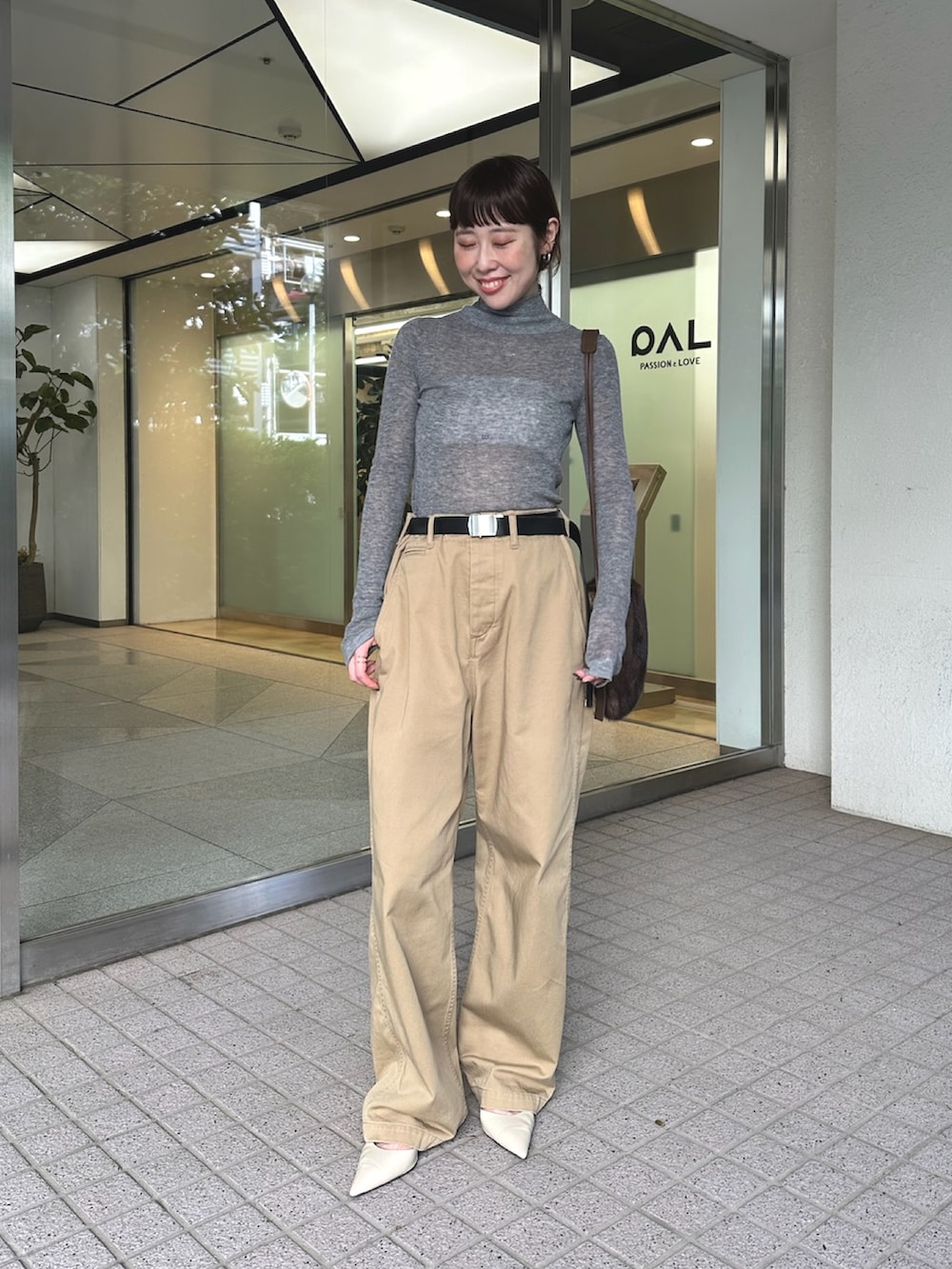 グレー系のニット/セーター、ベージュ系のパンプス、ブラック系のインナーウェア/肌着を着用したレディースの夏コーディネートの2枚目の写真